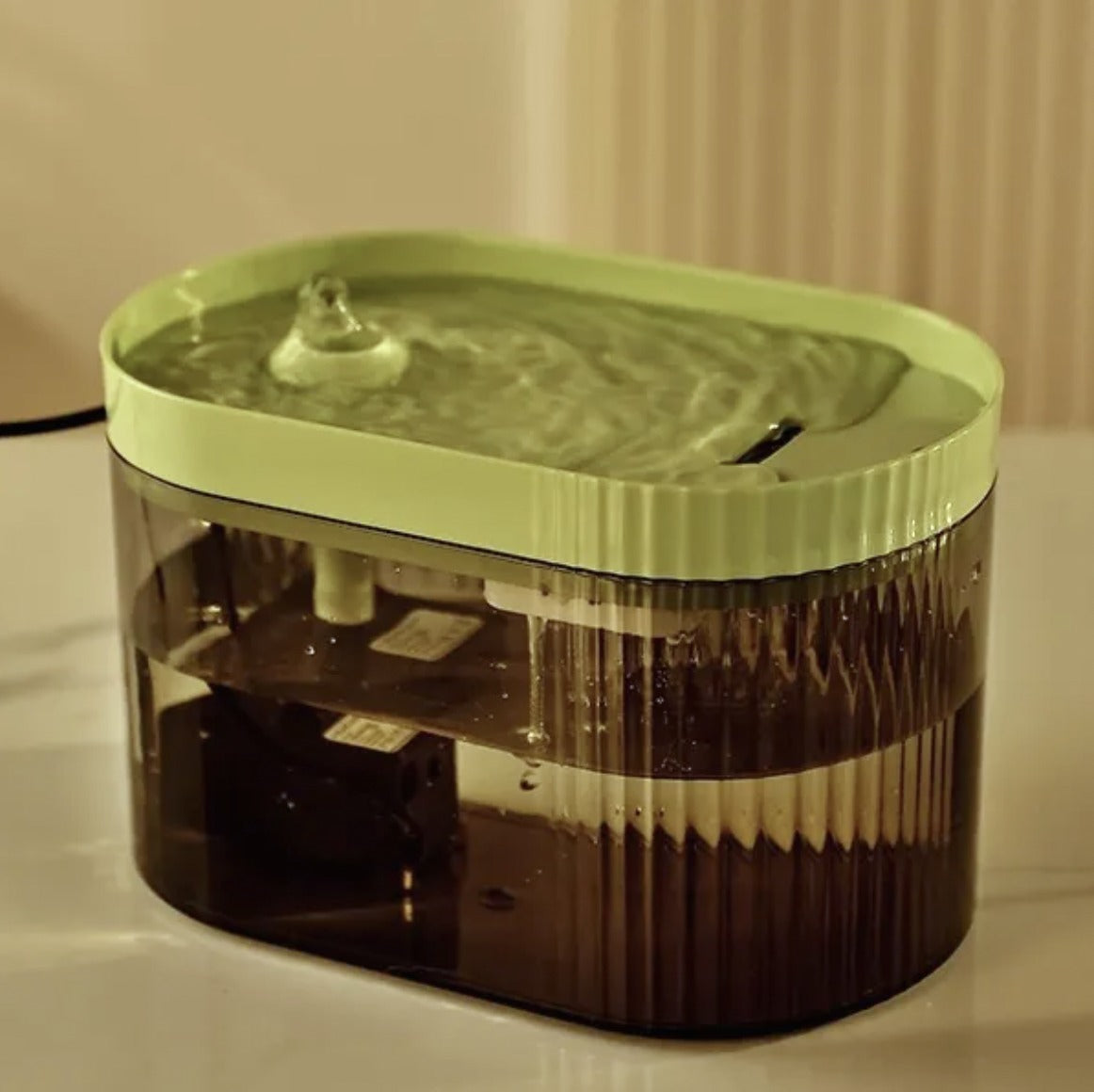 Fuente de agua para gatos en color verde